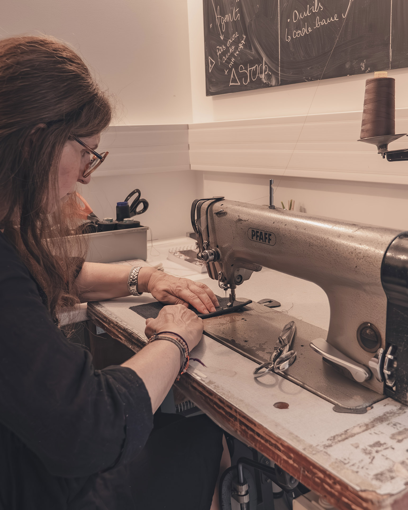 Sonia Provost dans son atelier de création